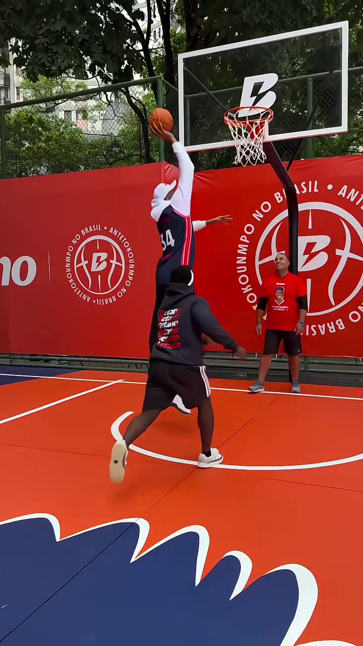 九游体育-关于字母哥连续十场比赛得分超过晋级下一阶段，巴黎圣日耳曼不断突破！观众掌声雷动的信息